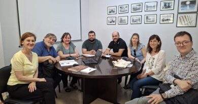 El director general de Memòria Democràtica visita l’INS Baix Camp per explicar la prospecció de la fossa del camp de concentració